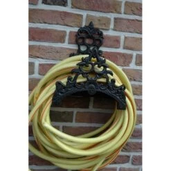 Esschert Design Tuinslanghouder Met Sierlijke Krullen -Gardena Verkoopwinkel tuinslanghouder sierdecoratie 1484053881 4 600