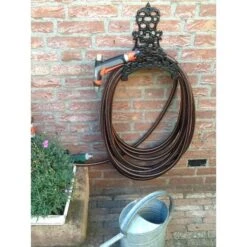 Esschert Design Tuinslanghouder Met Sierlijke Krullen -Gardena Verkoopwinkel tuinslanghouder sierdecoratie 1484053881 5 600